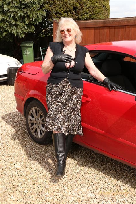 Eager Mature Lady Fingering In Slutty Gloves Big Time