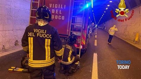 Quassolo Incidente Stradale Autostrada A Scontro Autobus E Due