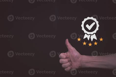 Passengers are debating the service quality on the 193 est line 3