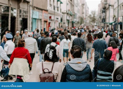 Tir De Focalisation S Lectif D Une Foule Dans La Rue Image Ditorial