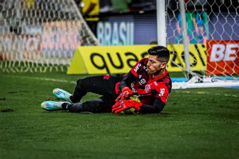 Sampaoli planeja estreia do goleiro Agustín Rossi pelo Flamengo