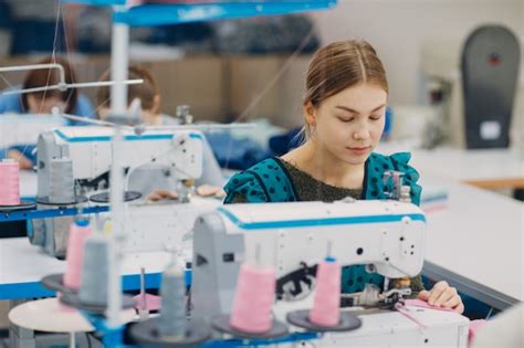 Joven Costurera Hermosa Cose En La M Quina De Coser En F Brica Foto