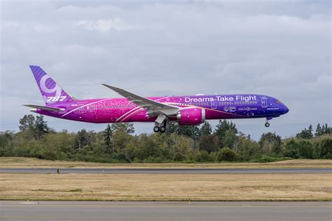 Go Touch a Pink & Purple Boeing 787-9 Dreamliner in Seattle ...