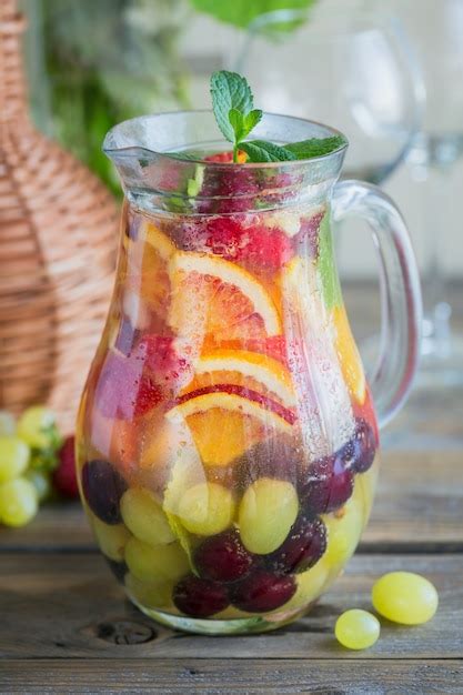 Sangr A De Frutas Refrescante Casera O Ponche Con Champ N Fresas