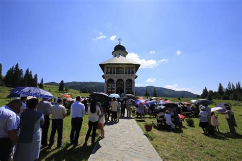 Hramul Schitului Gura Izvorului Episcopia Ortodox A Covasnei I