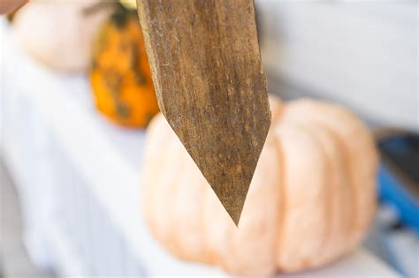 How to Make Easy, Spooky DIY Halloween Yard Signs from Wood Pallets - Honestly Modern