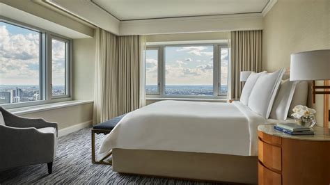 Luxury Hotel Rooms & Suites Chicago | Downtown | Four Seasons