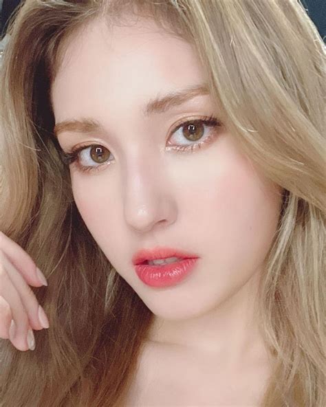 Potret Selfie Jeon Somi Yang Selalu Tampil Menawan