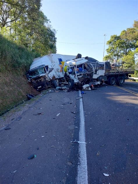 Em Andamento Grave Acidente Entre Dois Caminh Es E Um Carro No Rs