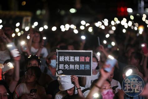 【圖輯】覆議案遭否決「青鳥」不氣餒 雨後3萬人集結！曹興誠喊罷免中共安插立委