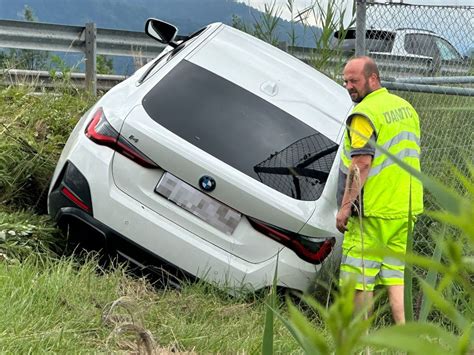 Unfall auf der A14 Pkw landet im Straßengraben Dornbirn VOL AT