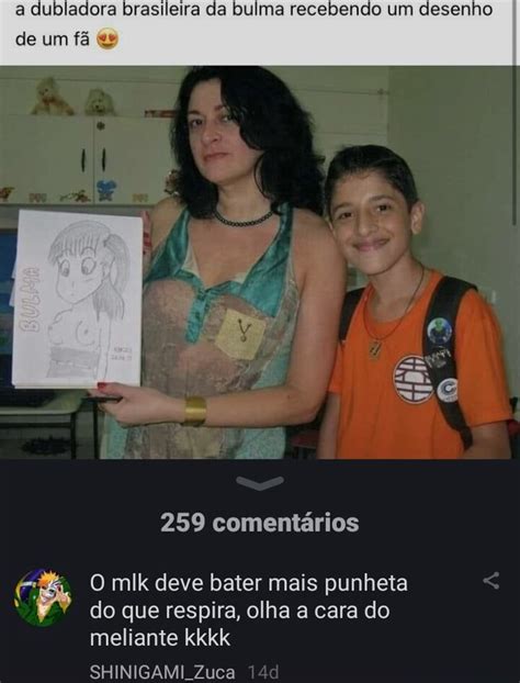 A Dubladora Brasileira Da Bulma Recebendo Um Desenho De Um F