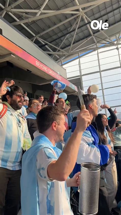 El aliento de los hinchas argentinos en el partido de Argentina