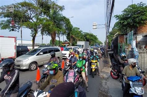 PPKM Level 4 Pos Penyekatan Di Jalan Daan Mogot Cukup Ramai