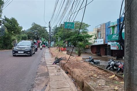 Foto Kabel Semrawut Di Jalan Merpati Ciputat Tampak Menjuntai Dan