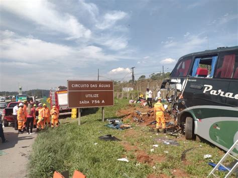 Grave Acidente Entre Carro E Nibus Deixa Um Morto E V Rios Feridos Na