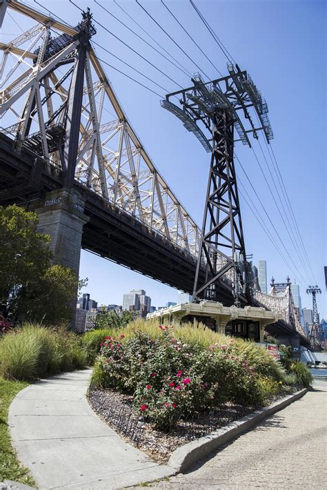 Commuter guides explain Roosevelt Island tramway New York
