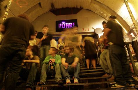 Stay at home Challenge der Stuttgarter Clubs Als Rammstein Sex ist eine Schlacht in der Röhre