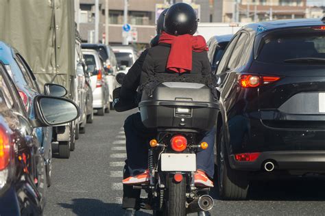 2台のクルマの間を通り抜けてない？ バイクの「すり抜け」は違法じゃなくてもリスクが大きい 自動車情報・ニュース Web Cartop