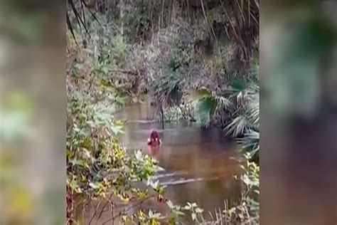 Mujer desaparece tras entrar a río lleno de caimanes VIDEO