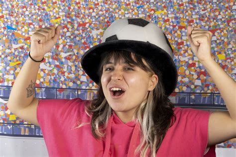 Cómo hacer un gorro de espuma en forma de balón de futbol