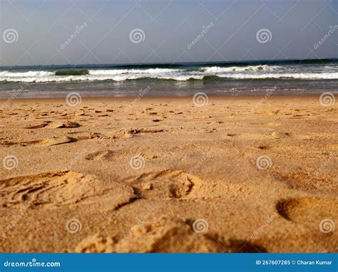 Huellas De Pie En Las Olas De Arena Y Playa Imagen De Archivo Imagen