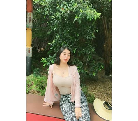 Hot girl từng gây bão với vòng 1 hơn 1m ngày càng siêng khoe dáng bạo trên sóng MXH