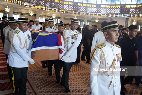 Allahyarham Taib Mahmud Disolatkan Di Masjid Negara