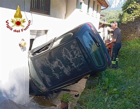 Dimentica Di Inserire Il Freno Auto Finisce Dentro Casa Del Vicino