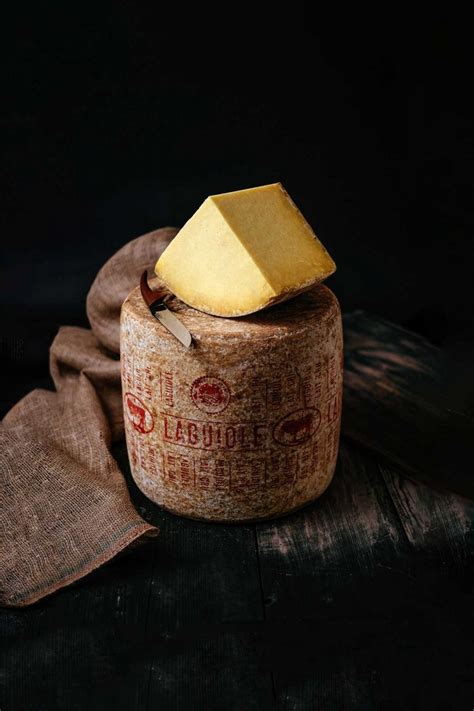 Le Laguiole AOP Le Fromage De LAubrac Au Lait Cru Et Entier