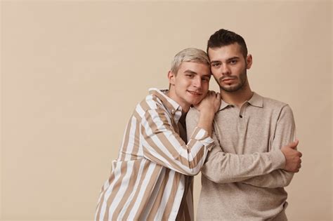 Cintura M Nima Para Cima Retrato De Casal Gay Feliz Olhando Para A C Mera Enquanto Posa Em Um