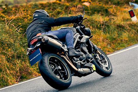 Metzeler Sportec M9 RR Motorcycle Tires First Look (6 Fast Facts)