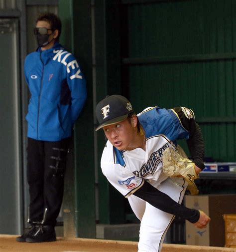 新庄監督が見つめる中、ブルペンで投げ込む吉田輝（撮影・高橋茂夫） ― スポニチ Sponichi Annex 野球