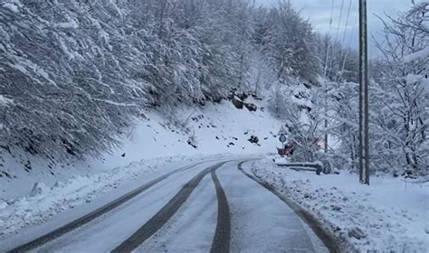 VIDEO Reshje dëbore në qarkun e Korçës ja si paraqitet situata në