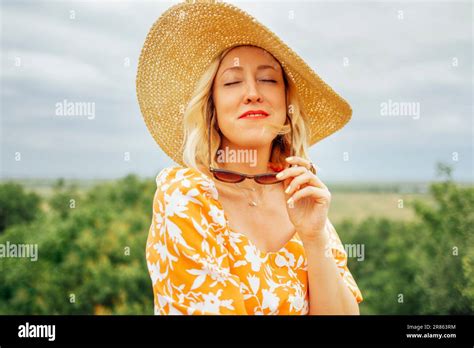 Gros plan sur le portrait féminin d une jeune fille blonde attirante a fermé les yeux et aime le