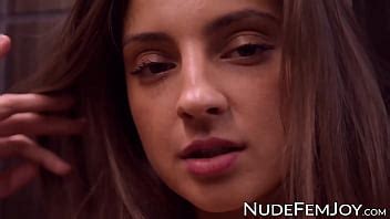 Seductora se desnuda y luego se frota un poco el coño en la ducha XVIDEOS