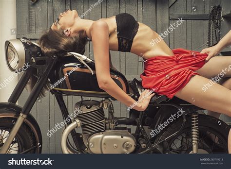 Im Genes De Sexy Naked Girl On Moto Im Genes Fotos Y Vectores De Stock Shutterstock