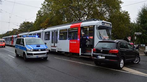 Beim Abbiegen mit Straßenbahn kollidiert