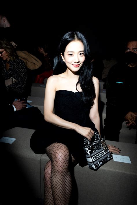 Jisoo De Blackpink Triunfa En París Con Vestido Negro De Dior Vogue