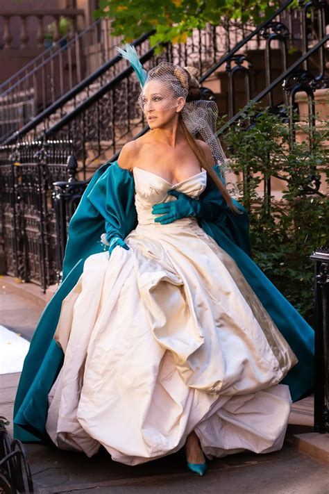 Um Dos Vestidos De Noiva Mais Icônicos Carrie Bradshaw Ressurge Com Aquele Longo De Vivienne