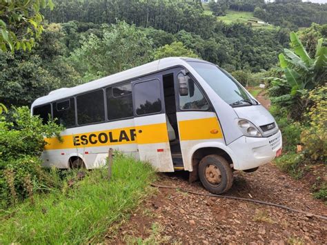 Micro Nibus Que Transportava Alunos Sai Da Pista E Quase Cai Em