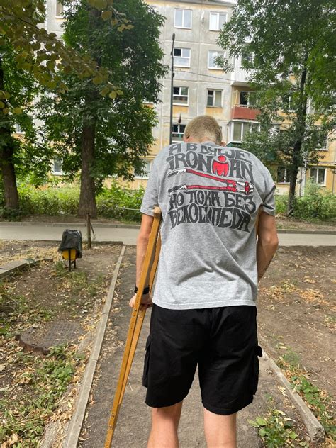 Создать мем "учится ходить на костылях, ходить на костылях, парень на ...