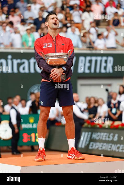 El Tenista Serbio Novak Djokovic Que Ostenta El Trofeo Del Campeonato