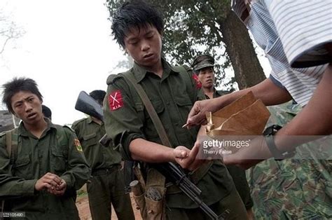 外媒拍缅甸武装的战地生活：穿中国军服打游击新浪图片