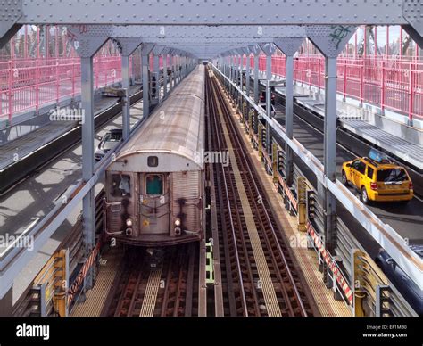 Subway Train On The Brooklyn Bridge In Manhattan Banque De