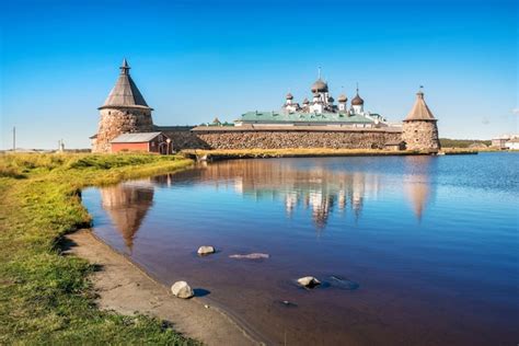 Monasterio Solovetsky Con Reflejo En El Agua Del Lago Sagrado En Las