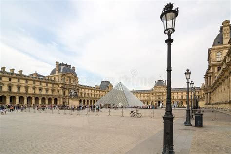 El Palacio Louvre Y La Pir Mide Im Peis El Museo Louvre Par Foto De