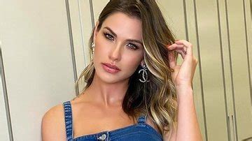 Andressa Suita exibe look estiloso e aposta em acessórios grifados de