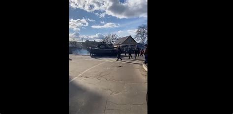 Ucraina Come Piazza Tienanmen I Civili Provano A Bloccare Un Carro Armato Russo A Mani Nude I