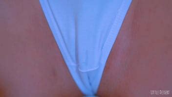 Chica Latina Sexy Muestra Su Gran Culo Redondo En Una Tanga Blanca Debajo De Un Vestido Azul